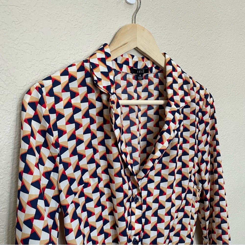 Geometric Patterned Tie-Front Blouse - Picture 3 of 8
